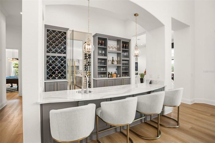 Image No.5-6 Bed Property for sale