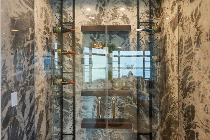 Image No.24-6 Bed Property for sale