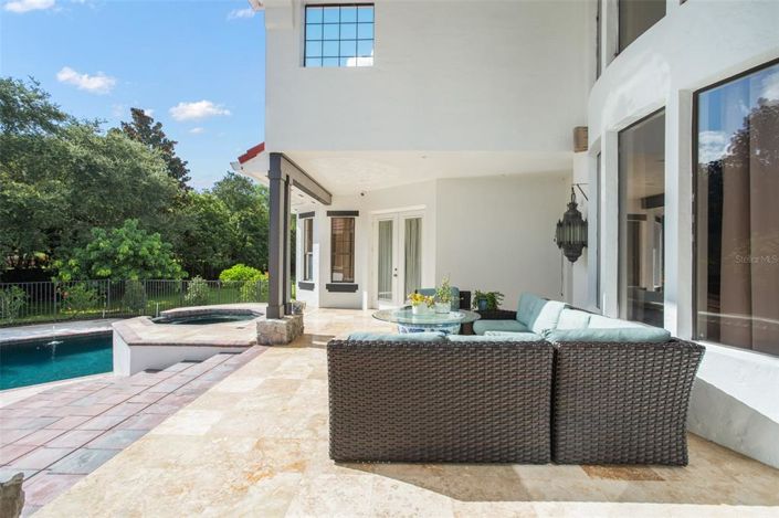 Image No.12-5 Bed Property for sale