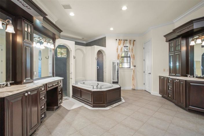 Image No.22-5 Bed Property for sale