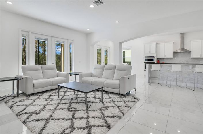 Image No.12-6 Bed Property for sale