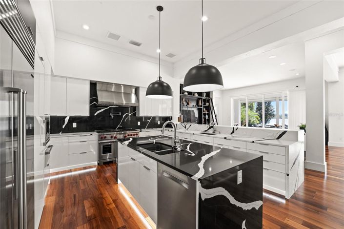 Image No.20-5 Bed Property for sale