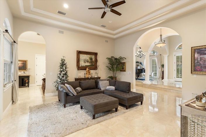 Image No.12-5 Bed Property for sale