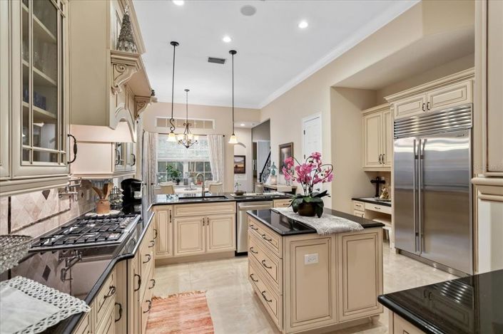 Image No.15-5 Bed Property for sale