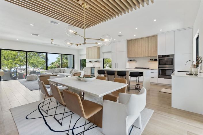 Image No.27-4 Bed Property for sale