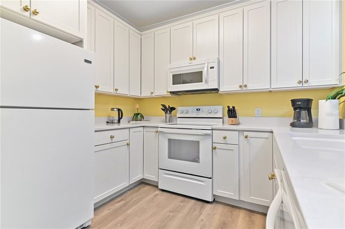 Image No.10-2 Bed Property for sale