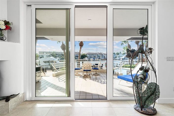 Image No.10-5 Bed Property for sale