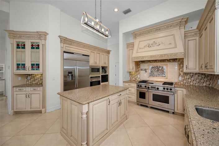 Image No.18-6 Bed Property for sale