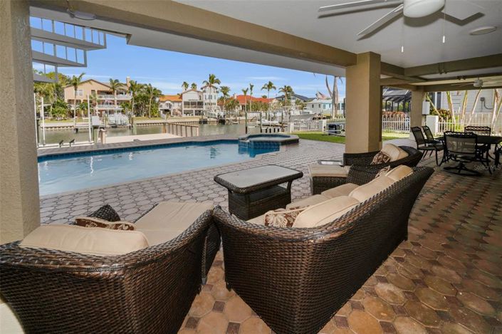 Image No.62-6 Bed Property for sale