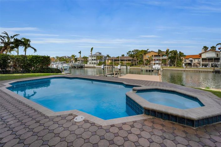 Image No.63-6 Bed Property for sale