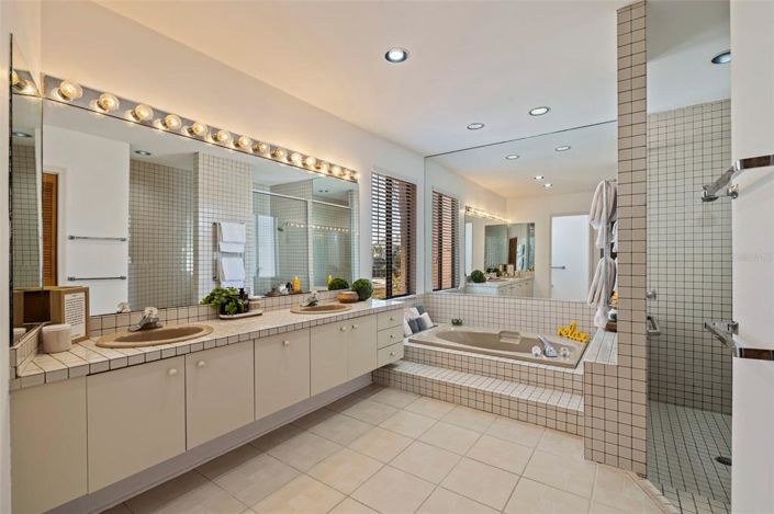 Image No.30-4 Bed Property for sale