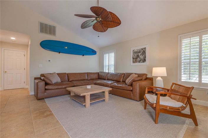 Image No.28-3 Bed Property for sale