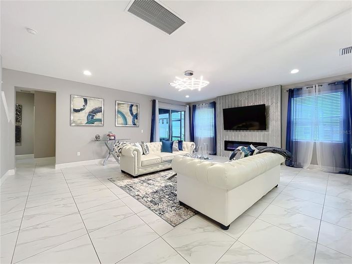 Image No.17-7 Bed Property for sale