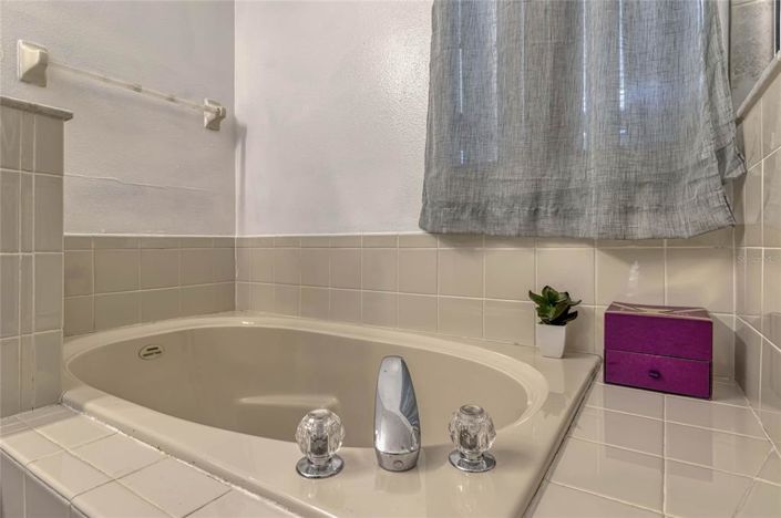 Image No.20-3 Bed Property for sale