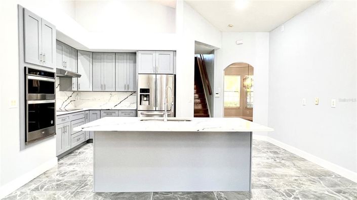 Image No.21-6 Bed Property for sale