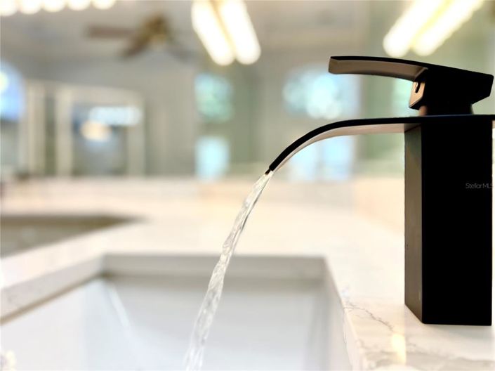 Image No.40-6 Bed Property for sale