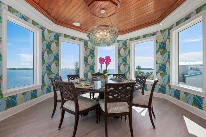 Image No.25-7 Bed Property for sale