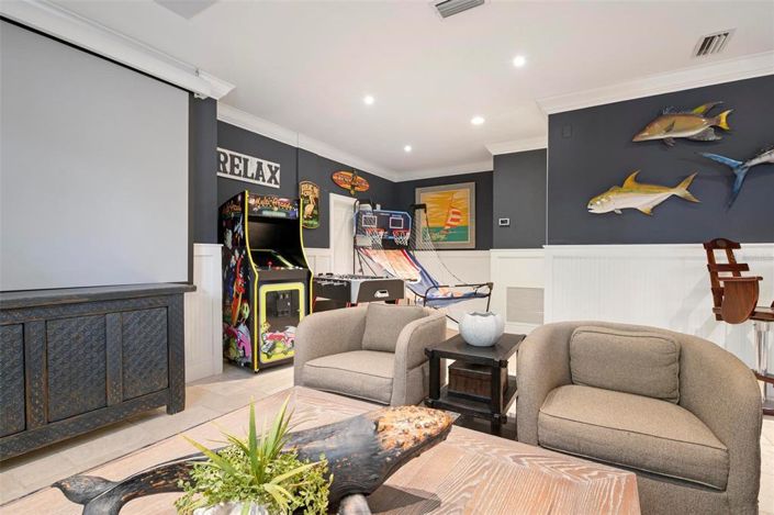 Image No.82-7 Bed Property for sale