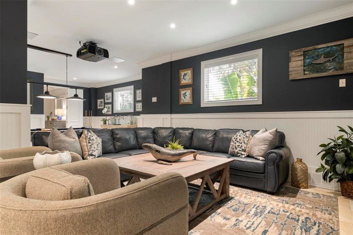 Image No.83-7 Bed Property for sale