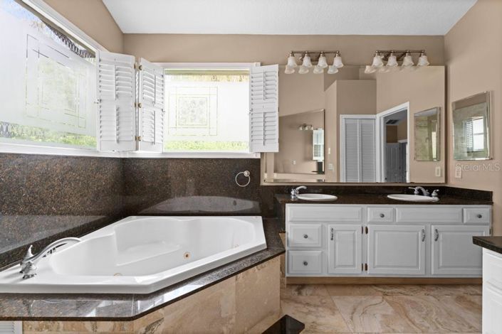 Image No.22-5 Bed Property for sale