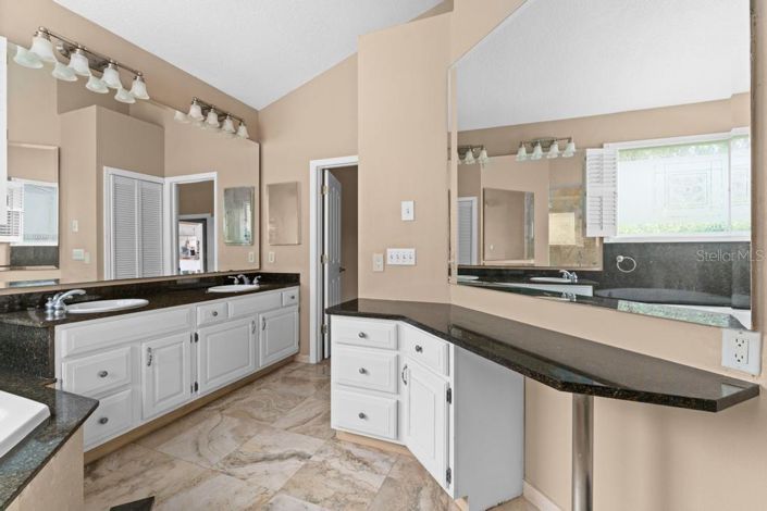 Image No.24-5 Bed Property for sale