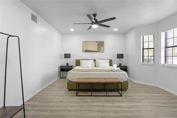 Image No.13-6 Bed Property for sale