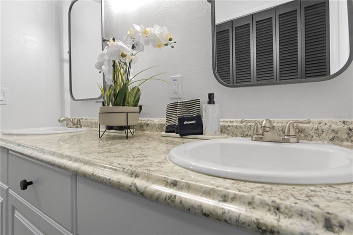 Image No.64-6 Bed Property for sale