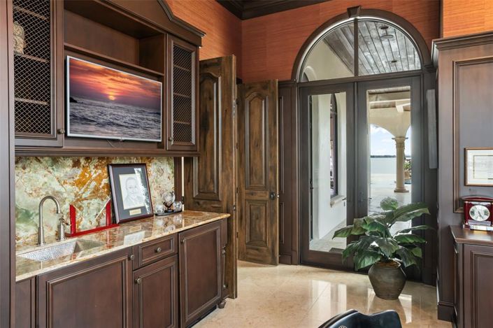 Image No.27-7 Bed Property for sale