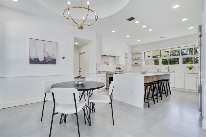 Image No.11-5 Bed Property for sale