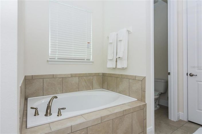 Image No.22-8 Bed Property for sale