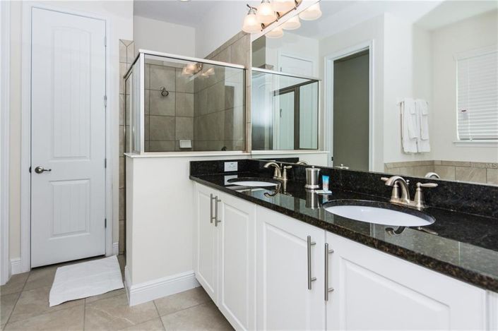 Image No.25-8 Bed Property for sale