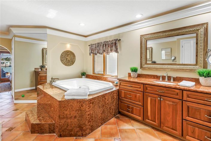 Image No.35-4 Bed Property for sale