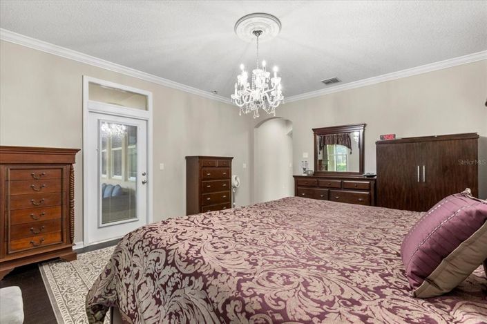 Image No.15-6 Bed Property for sale