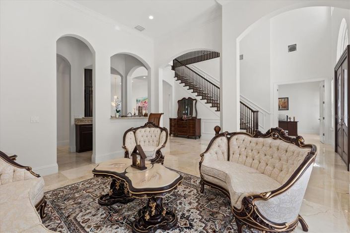 Image No.10-7 Bed Property for sale