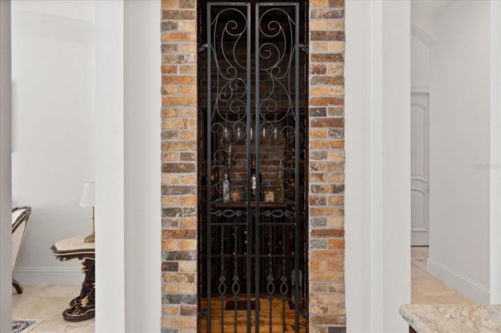 Image No.12-7 Bed Property for sale