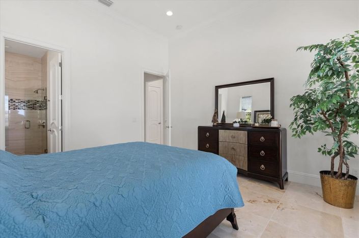 Image No.17-7 Bed Property for sale