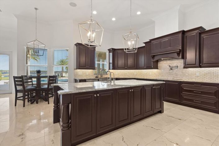 Image No.18-7 Bed Property for sale