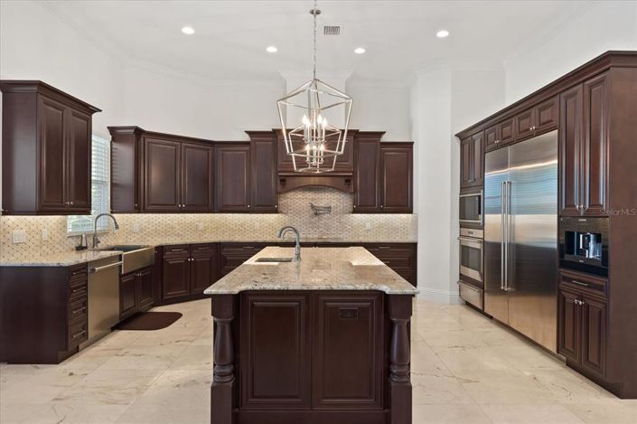 Image No.19-7 Bed Property for sale