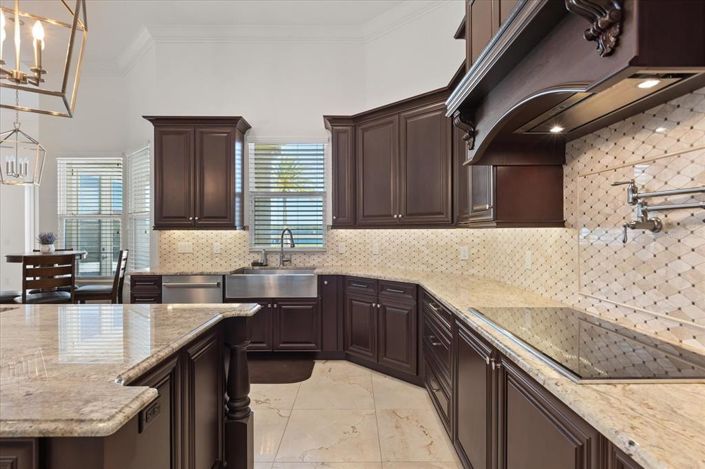 Image No.20-7 Bed Property for sale