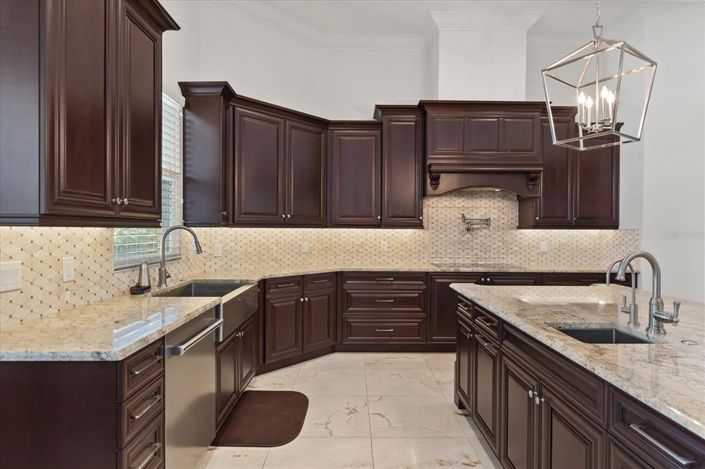 Image No.21-7 Bed Property for sale