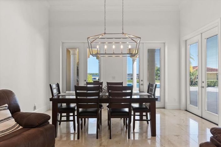 Image No.25-7 Bed Property for sale