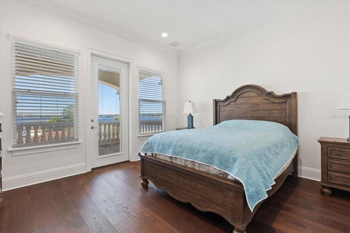 Image No.32-7 Bed Property for sale