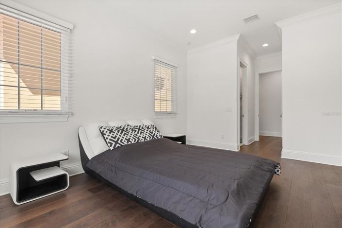 Image No.40-7 Bed Property for sale