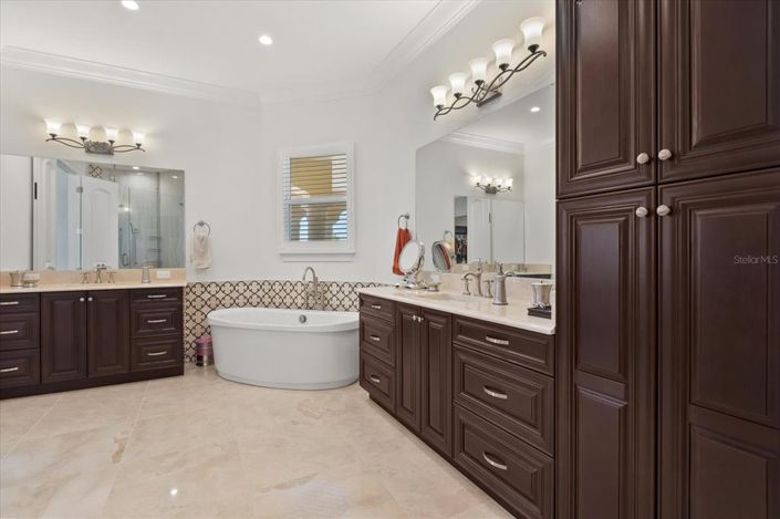 Image No.44-7 Bed Property for sale