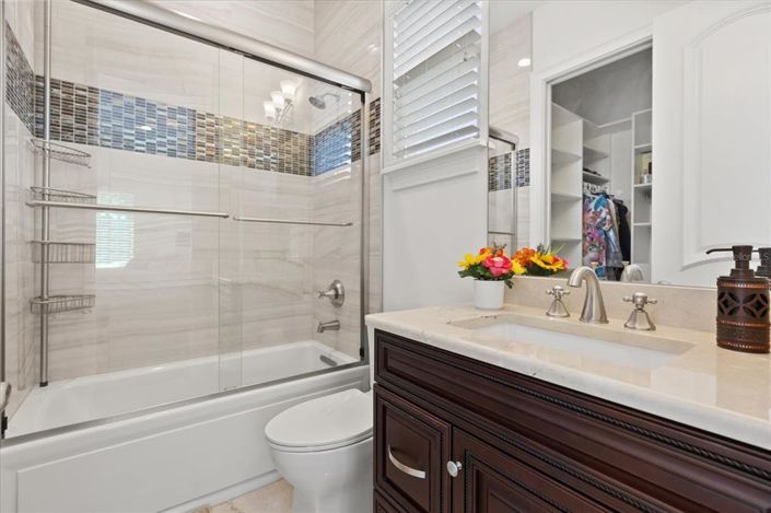 Image No.67-7 Bed Property for sale