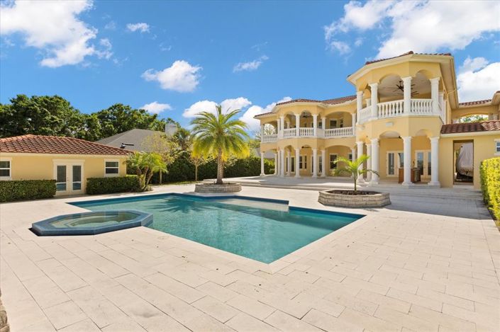 Image No.73-7 Bed Property for sale