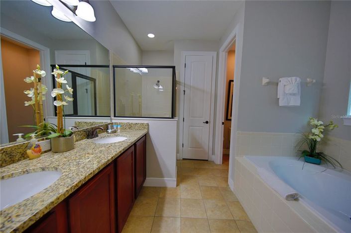 Image No.19-10 Bed Property for sale