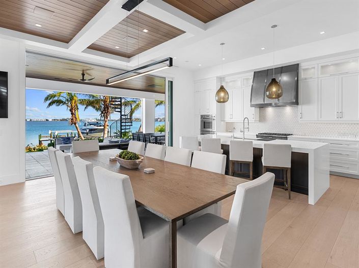 Image No.12-5 Bed Property for sale