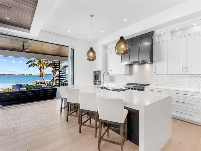 Image No.17-5 Bed Property for sale