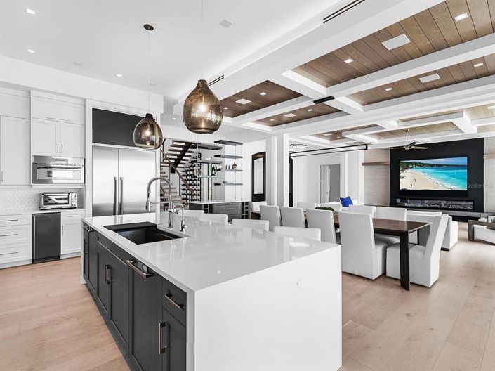 Image No.20-5 Bed Property for sale